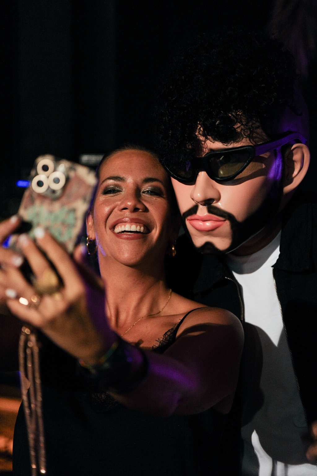 Una asistente se hace un selfi con el muñeco de Bad Bunny durante El Ritual